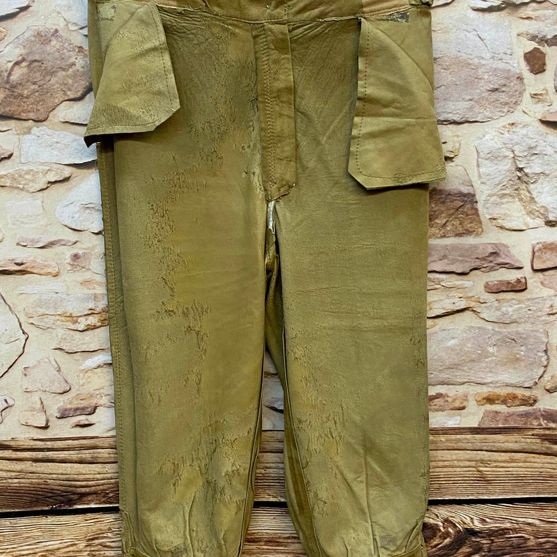 Damen-Kniebundlederhose in Oliv – Innenseite mit deutlichen Abriebspuren