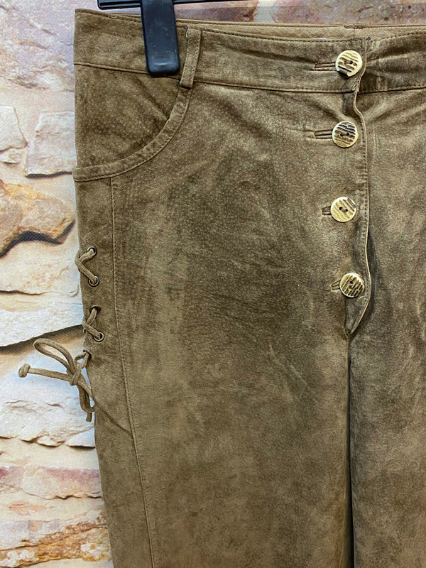„Detailansicht der Knopfleiste und Schnürung an der Damen Trachtenlederhose“