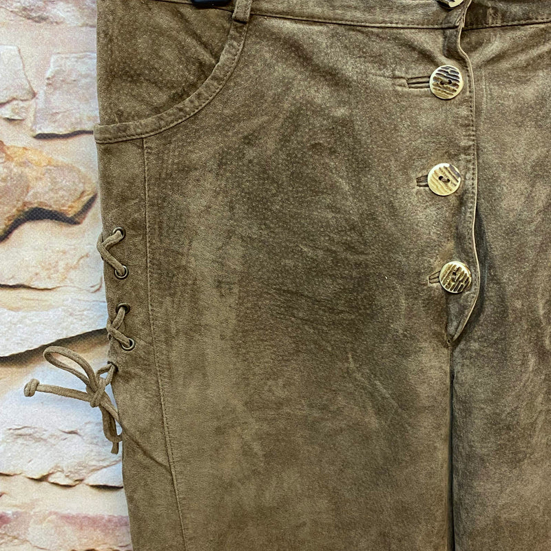„Detailansicht der Knopfleiste und Schnürung an der Damen Trachtenlederhose“