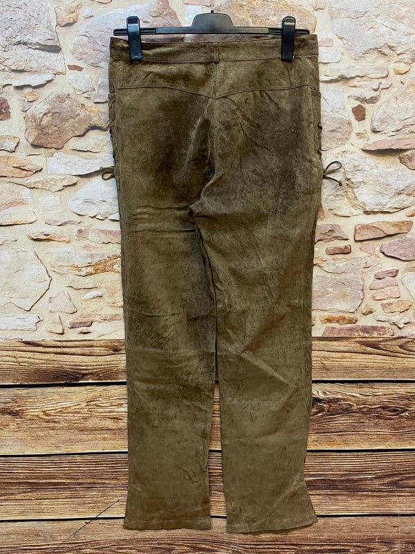 „Rückansicht der langen Damen Trachtenlederhose in Olivbraun“
