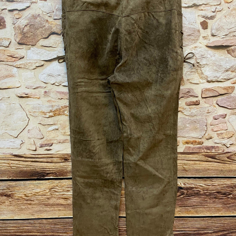 „Rückansicht der langen Damen Trachtenlederhose in Olivbraun“
