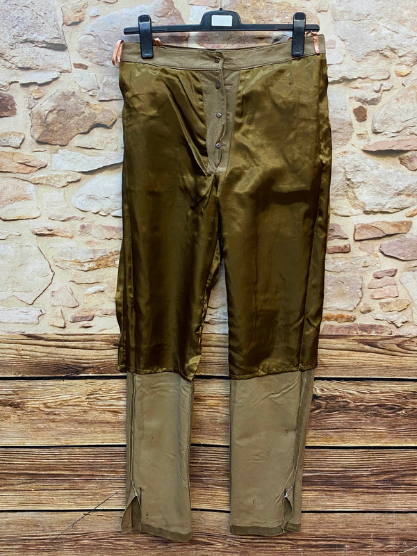 „Innenansicht der Damen Lederhose mit glänzendem Futter und Lederbesatz“