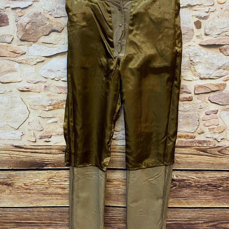 „Innenansicht der Damen Lederhose mit glänzendem Futter und Lederbesatz“