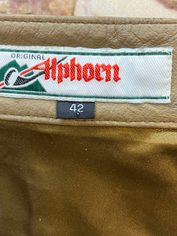 „Alphorn Label und Größenangabe 42 an der olivbraunen Damen Lederhose“