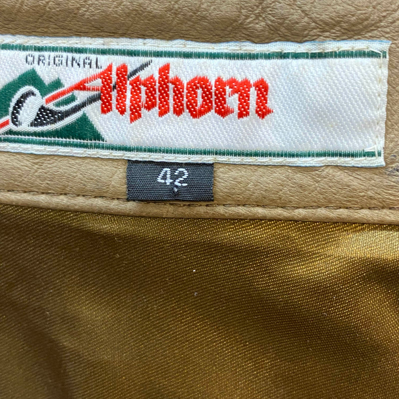 „Alphorn Label und Größenangabe 42 an der olivbraunen Damen Lederhose“
