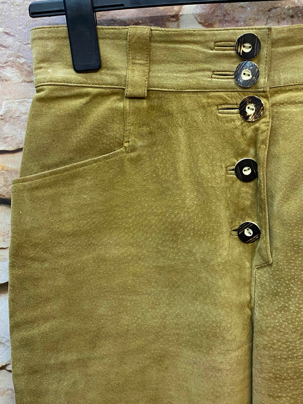 „Detail der Knopfleiste und seitlichen Schnürung an der Damen Trachtenlederhose“