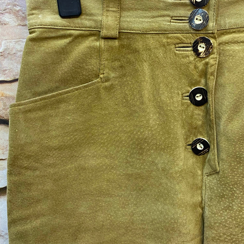 „Detail der Knopfleiste und seitlichen Schnürung an der Damen Trachtenlederhose“