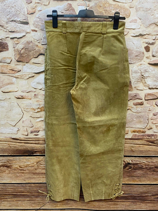„Rückansicht der langen Damen Trachtenlederhose in Olivbraun“