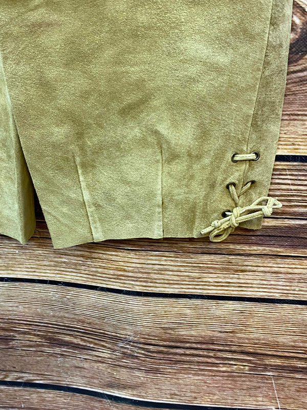 „Saumdetail der langen olivbraunen Damen Lederhose aus Veloursleder“