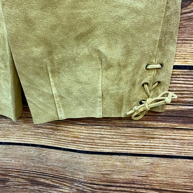 „Saumdetail der langen olivbraunen Damen Lederhose aus Veloursleder“