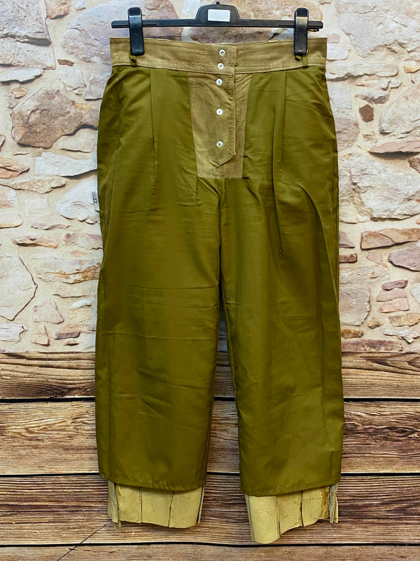 „Innenansicht der Damen Lederhose mit olivfarbenem Futter“
