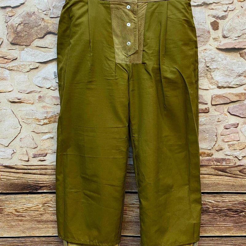 „Innenansicht der Damen Lederhose mit olivfarbenem Futter“