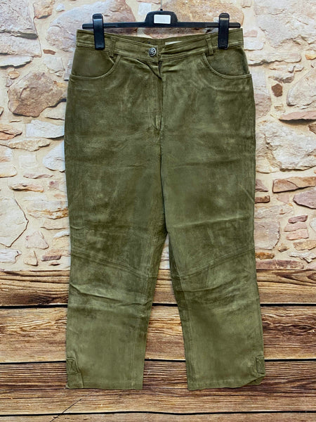Lange olivgrüne Trachten-Lederhose mit geradem Bein und Edelweiß-Knopf