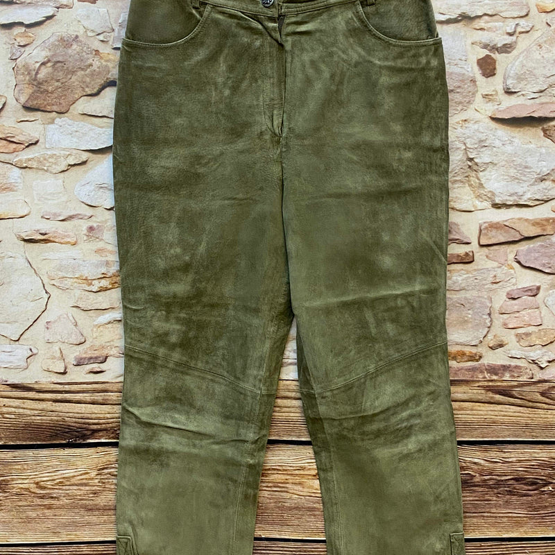 Lange olivgrüne Trachten-Lederhose mit geradem Bein und Edelweiß-Knopf