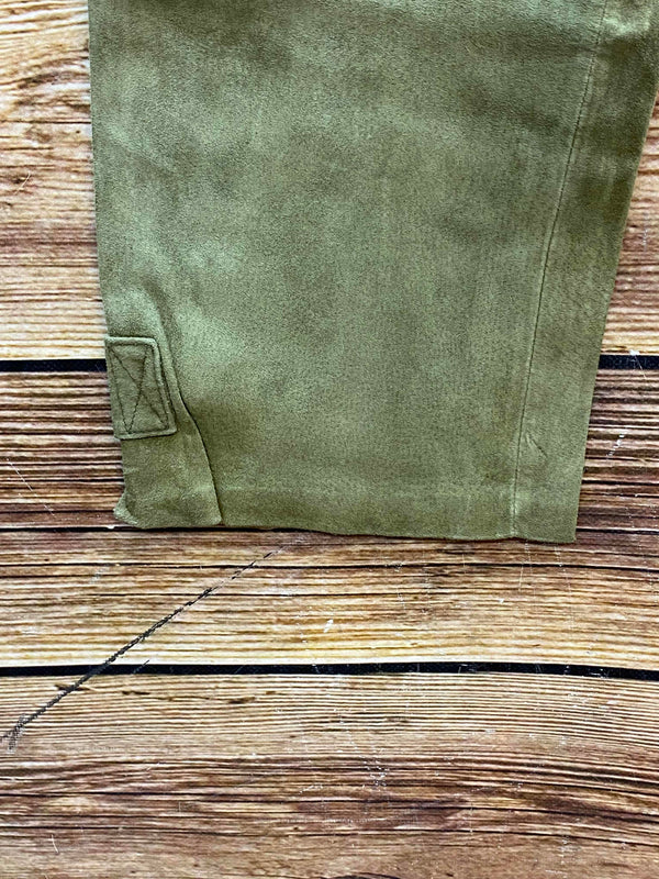 Beinabschluss einer olivgrünen Trachten-Lederhose mit kleiner Lasche