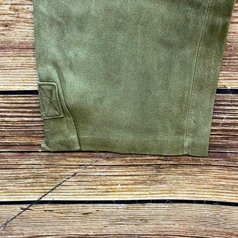 Beinabschluss einer olivgrünen Trachten-Lederhose mit kleiner Lasche