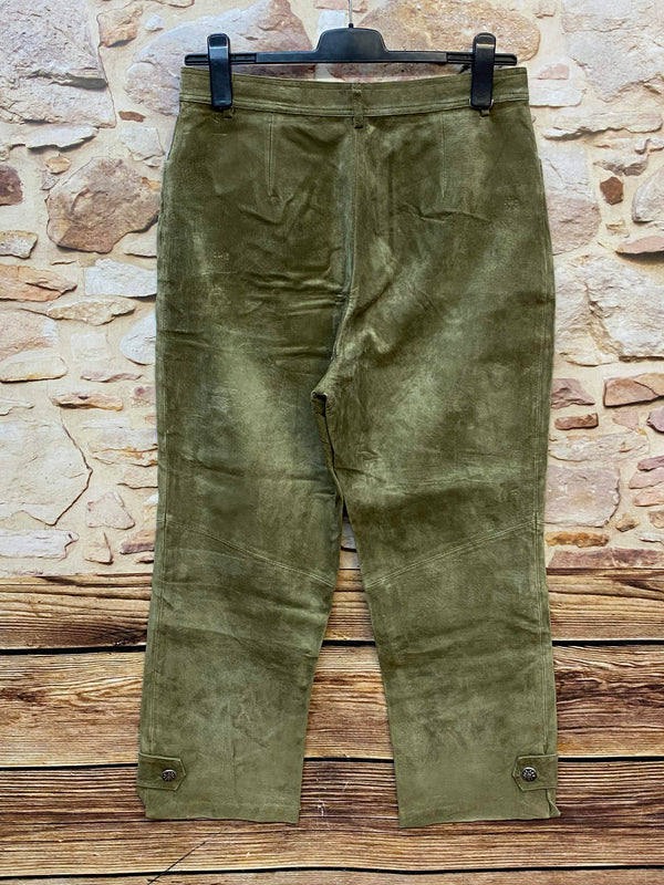 Rückseite einer langen olivgrünen Trachten-Lederhose mit Edelweiß-Knöpfen