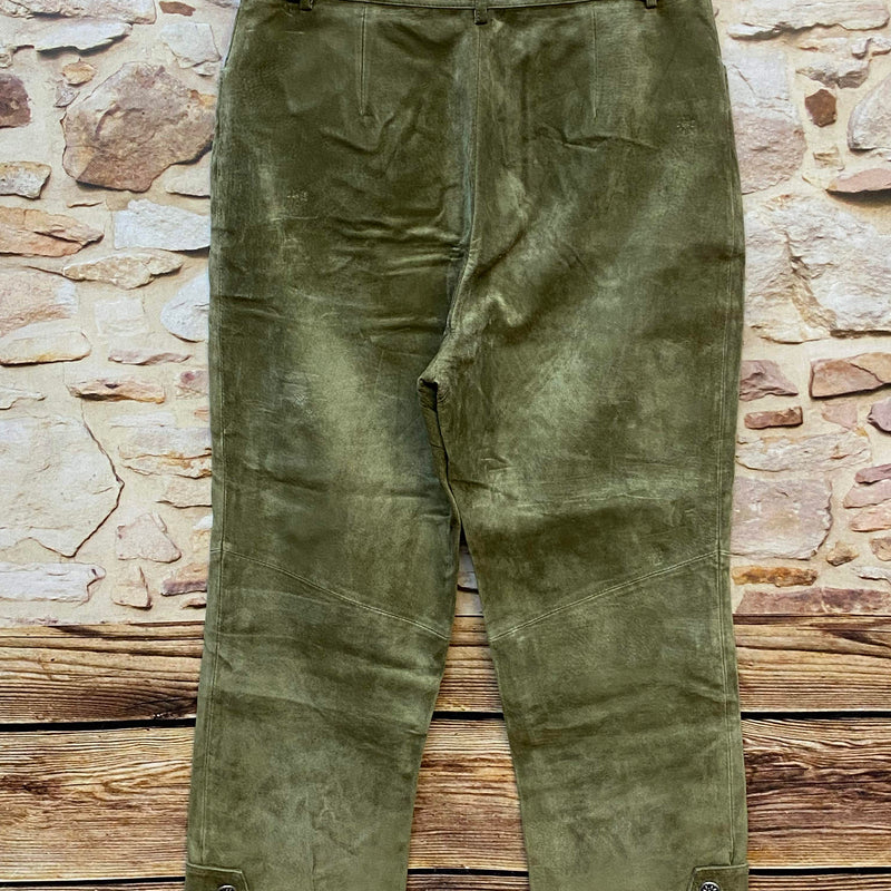 Rückseite einer langen olivgrünen Trachten-Lederhose mit Edelweiß-Knöpfen
