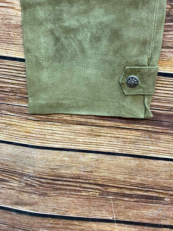 Beinabschluss einer olivgrünen Trachten-Lederhose mit kleiner Lasche