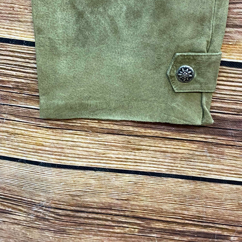 Beinabschluss einer olivgrünen Trachten-Lederhose mit kleiner Lasche