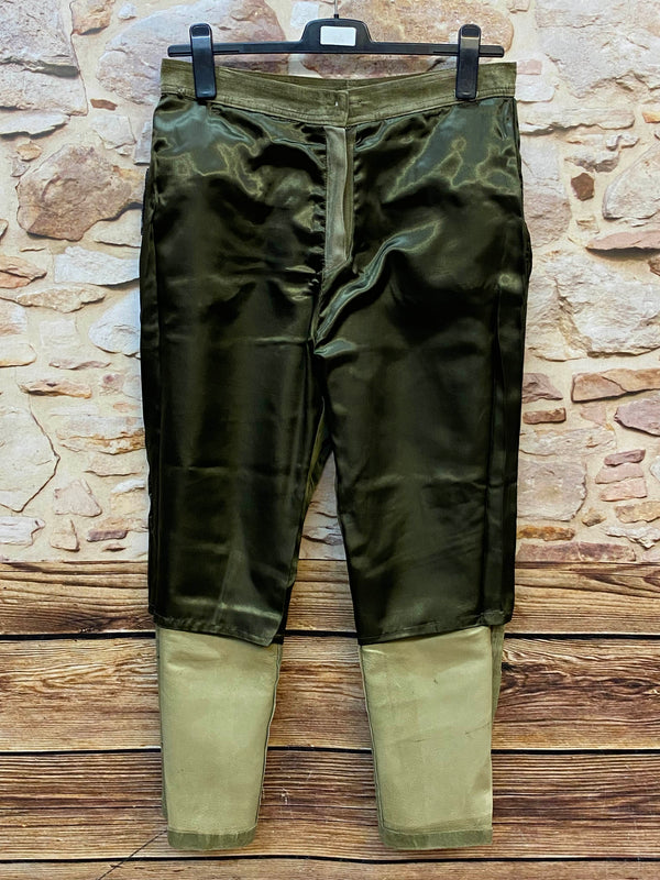 Innenansicht einer langen olivgrünen Trachten-Lederhose mit dunkelgrünem Futter