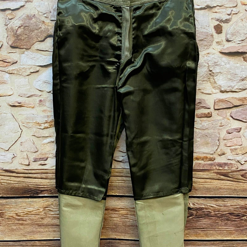 Innenansicht einer langen olivgrünen Trachten-Lederhose mit dunkelgrünem Futter