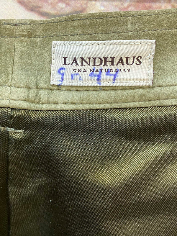 Markenetikett Landhaus by C&A in einer olivgrünen Trachten-Lederhose