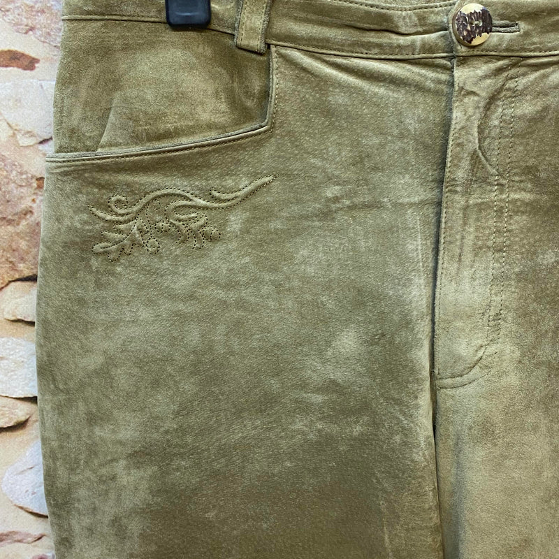 Detail einer olivgrünen Trachten-Lederhose mit floraler Stickerei und Knopf
