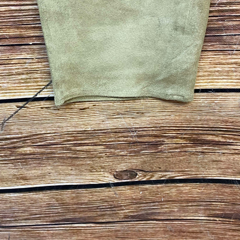 Beinabschluss einer langen olivgrünen Trachten-Lederhose