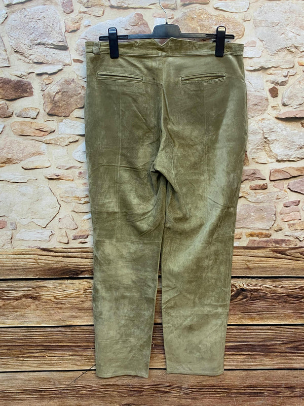 Rückseite einer langen olivgrünen Trachten-Lederhose mit geradem Schnitt