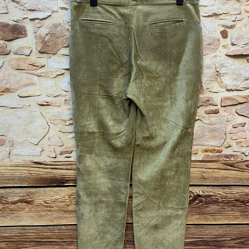 Rückseite einer langen olivgrünen Trachten-Lederhose mit geradem Schnitt
