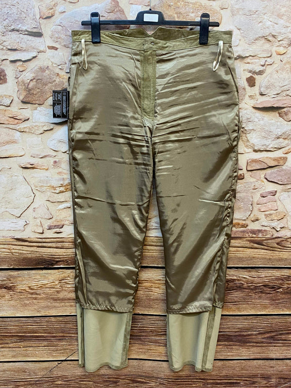 Innenansicht einer olivgrünen Trachten-Lederhose mit glänzendem Futter