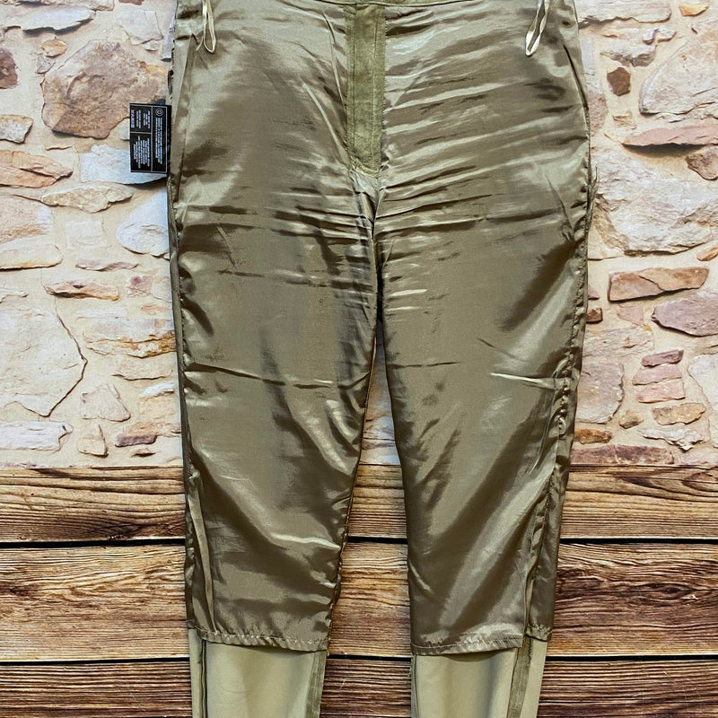 Innenansicht einer olivgrünen Trachten-Lederhose mit glänzendem Futter