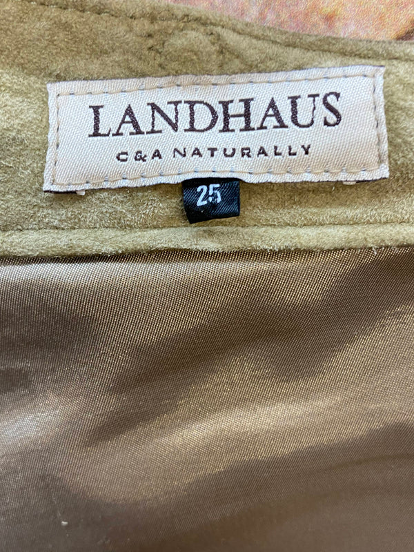 Markenetikett Landhaus C&A Naturally in einer olivgrünen Trachten-Lederhose