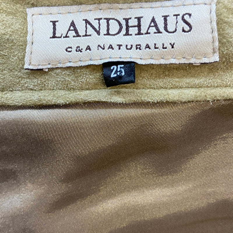 Markenetikett Landhaus C&A Naturally in einer olivgrünen Trachten-Lederhose