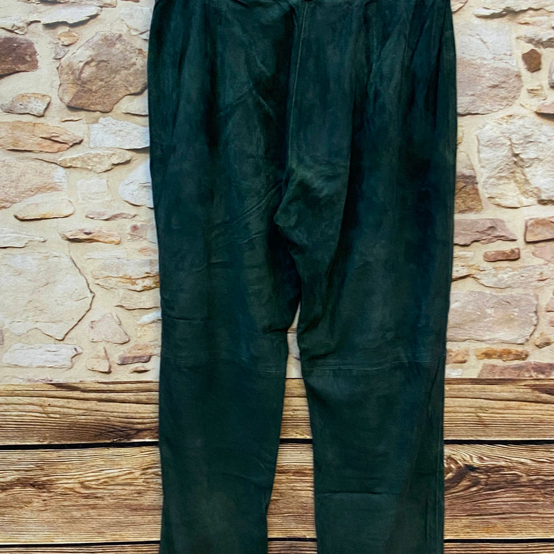 Rückseite einer langen dunkelgrünen Damen Trachten-Lederhose