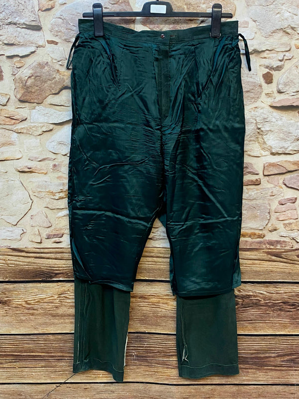 Innenansicht einer dunkelgrünen Damen Lederhose mit Futter