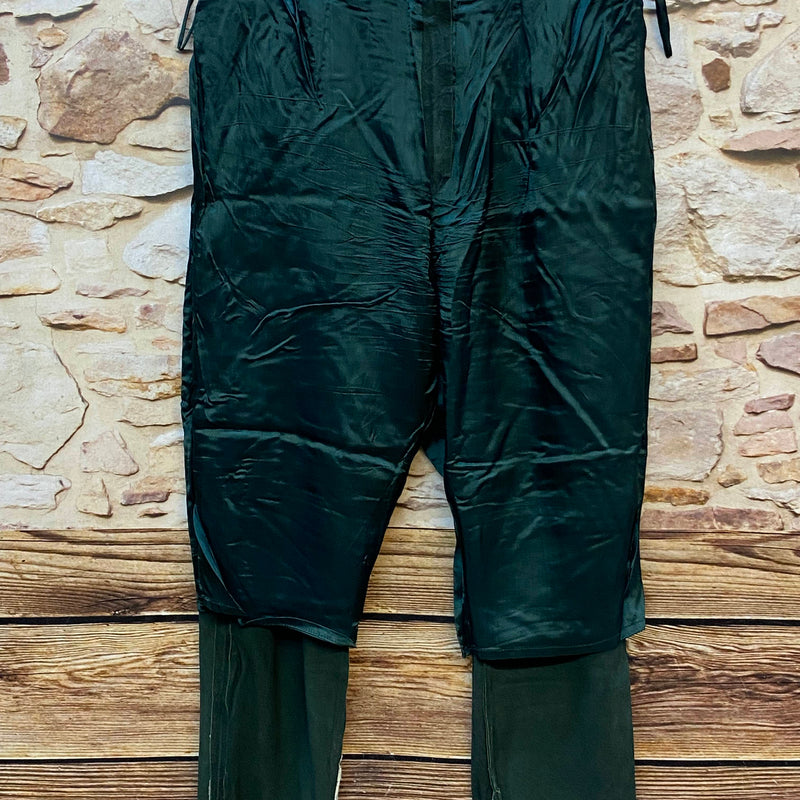 Innenansicht einer dunkelgrünen Damen Lederhose mit Futter