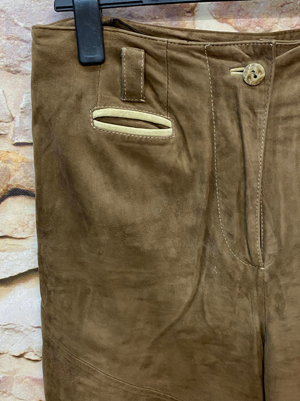 Detail einer braunen Damen Lederhose mit hellem Taschenbesatz und Knopf