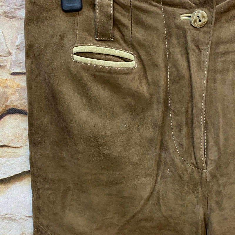 Detail einer braunen Damen Lederhose mit hellem Taschenbesatz und Knopf