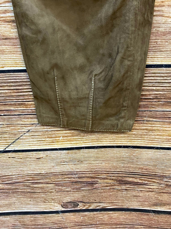 Beinabschluss einer braunen langen Trachten-Lederhose