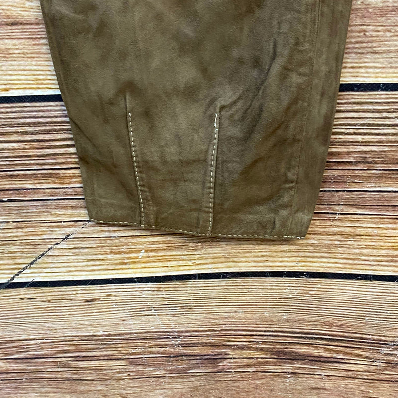 Beinabschluss einer braunen langen Trachten-Lederhose