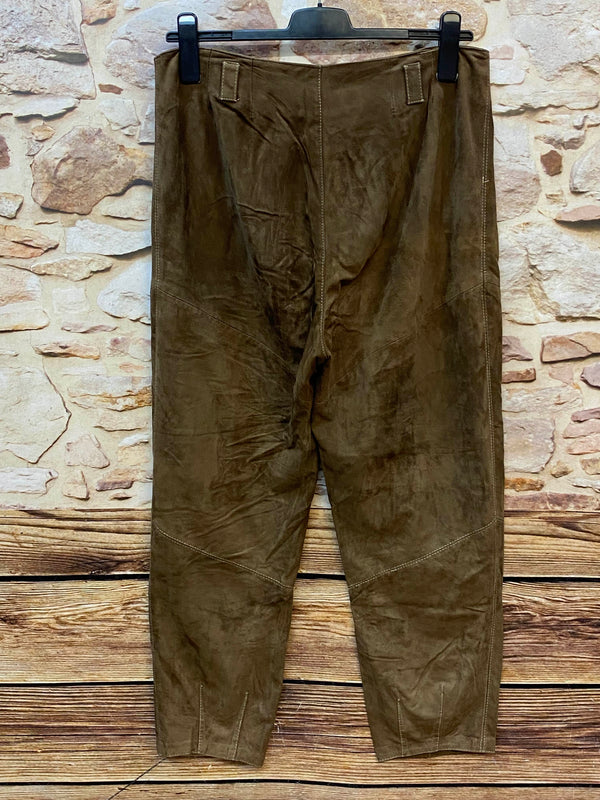 Rückseite einer braunen Damen Trachten-Lederhose mit Leistentaschen