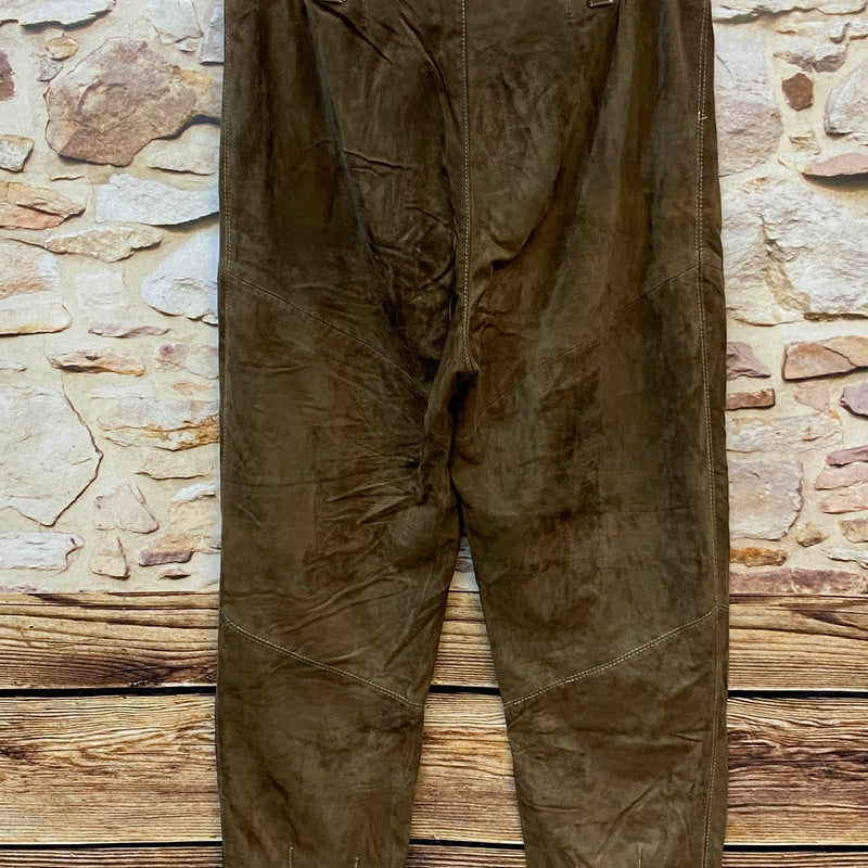 Rückseite einer braunen Damen Trachten-Lederhose mit Leistentaschen