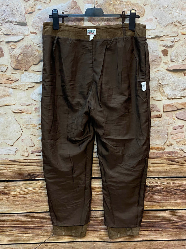 Innenansicht einer braunen Trachten-Lederhose mit Futter