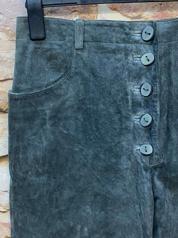 Detail einer dunkelgrauen Trachten-Lederhose mit fünf Knöpfen