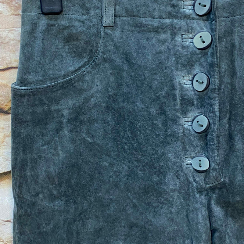 Detail einer dunkelgrauen Trachten-Lederhose mit fünf Knöpfen
