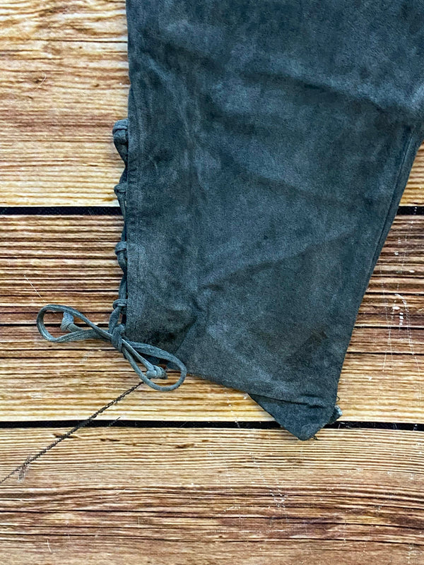 Beinabschluss einer dunkelgrauen Lederhose mit Schnürung
