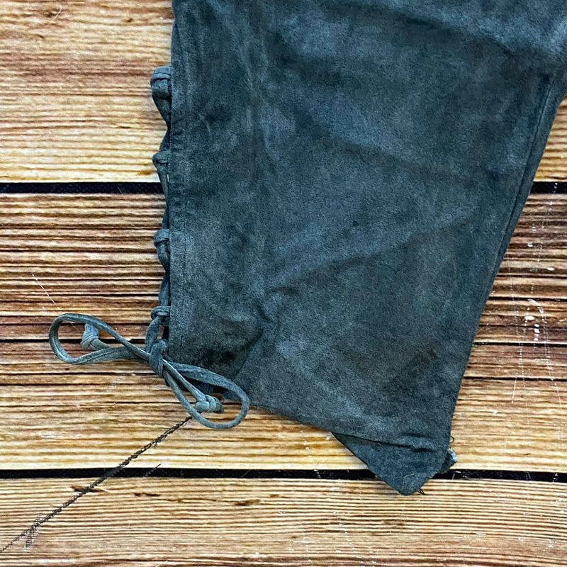 Beinabschluss einer dunkelgrauen Lederhose mit Schnürung