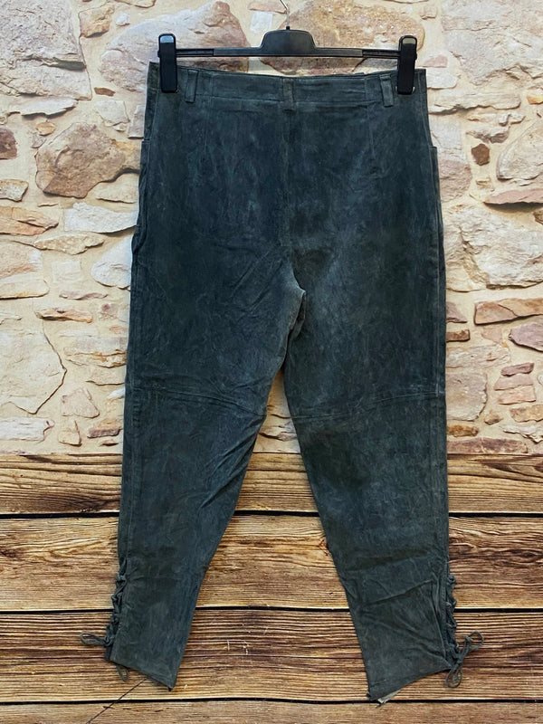 Rückseite einer langen dunkelgrauen Trachten-Lederhose